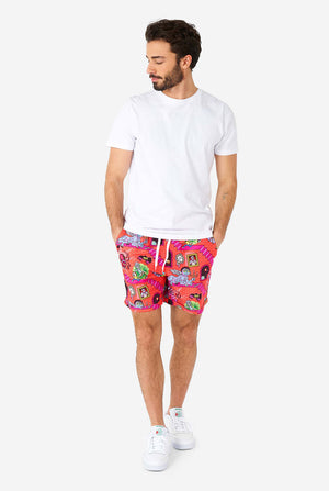 Mann trägt Sommer -short mit Rick und Morty Print, mit Weißen shirt