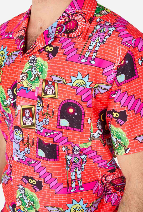 Mann, der Sommerhemd trägt, mit Rick und Morty Print, Nahaufnahme