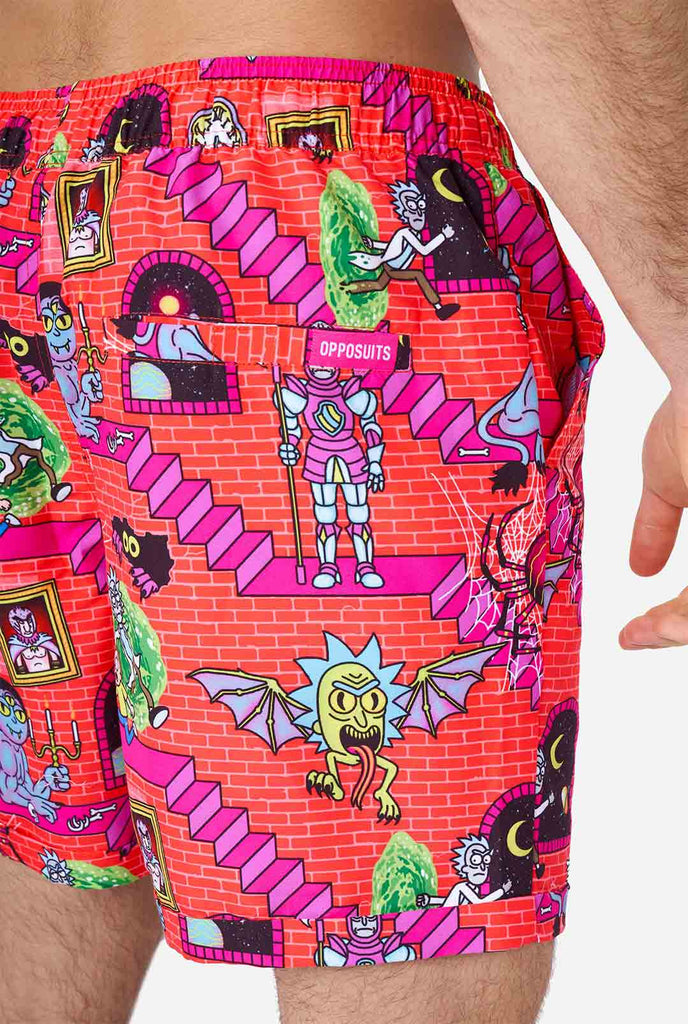 Mann, der Sommershorts trägt, mit Rick und Morty Print