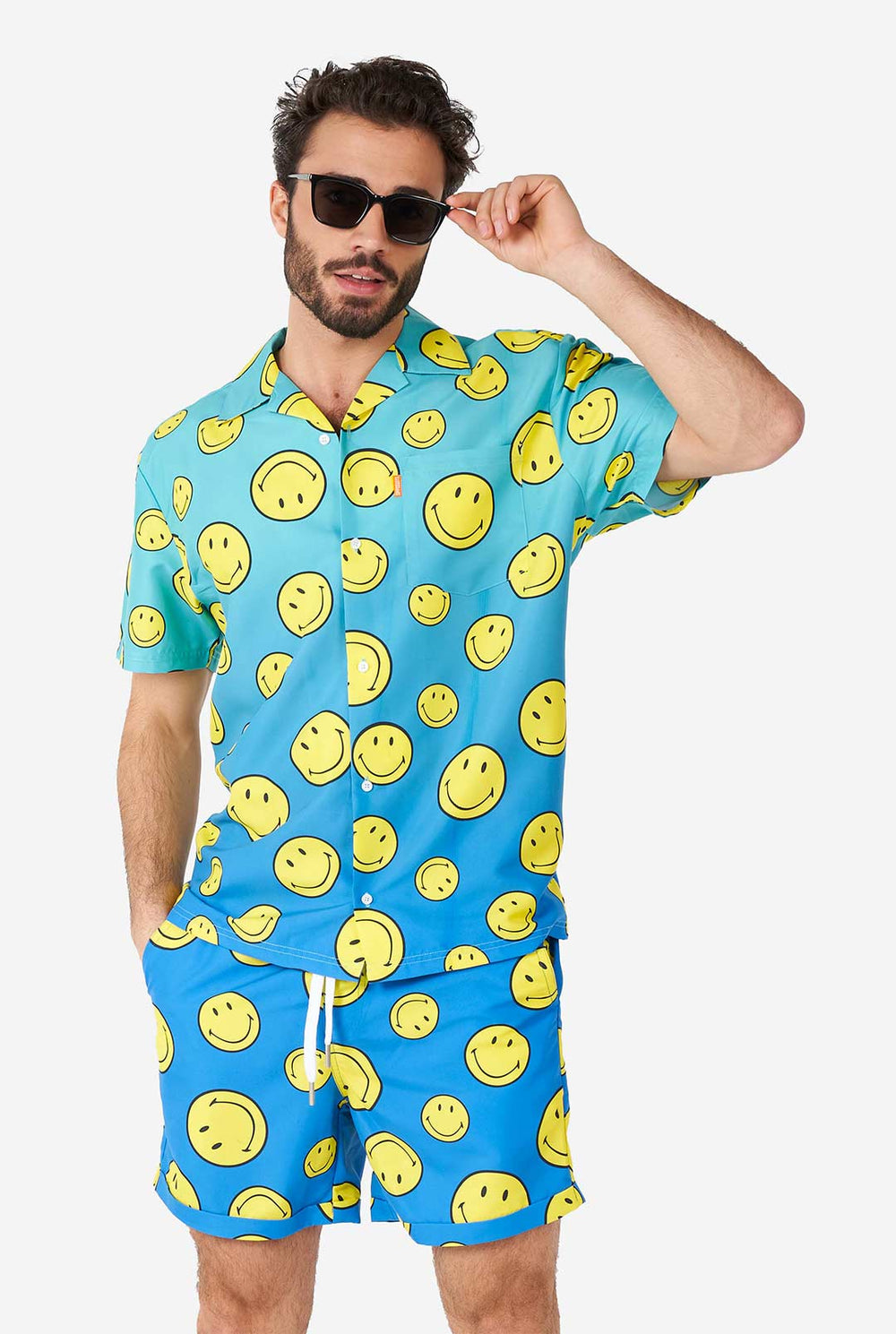 Mann, der blaues Sommerset trägt, bestehend aus Shorts und Hemd, mit Smiley -Druck