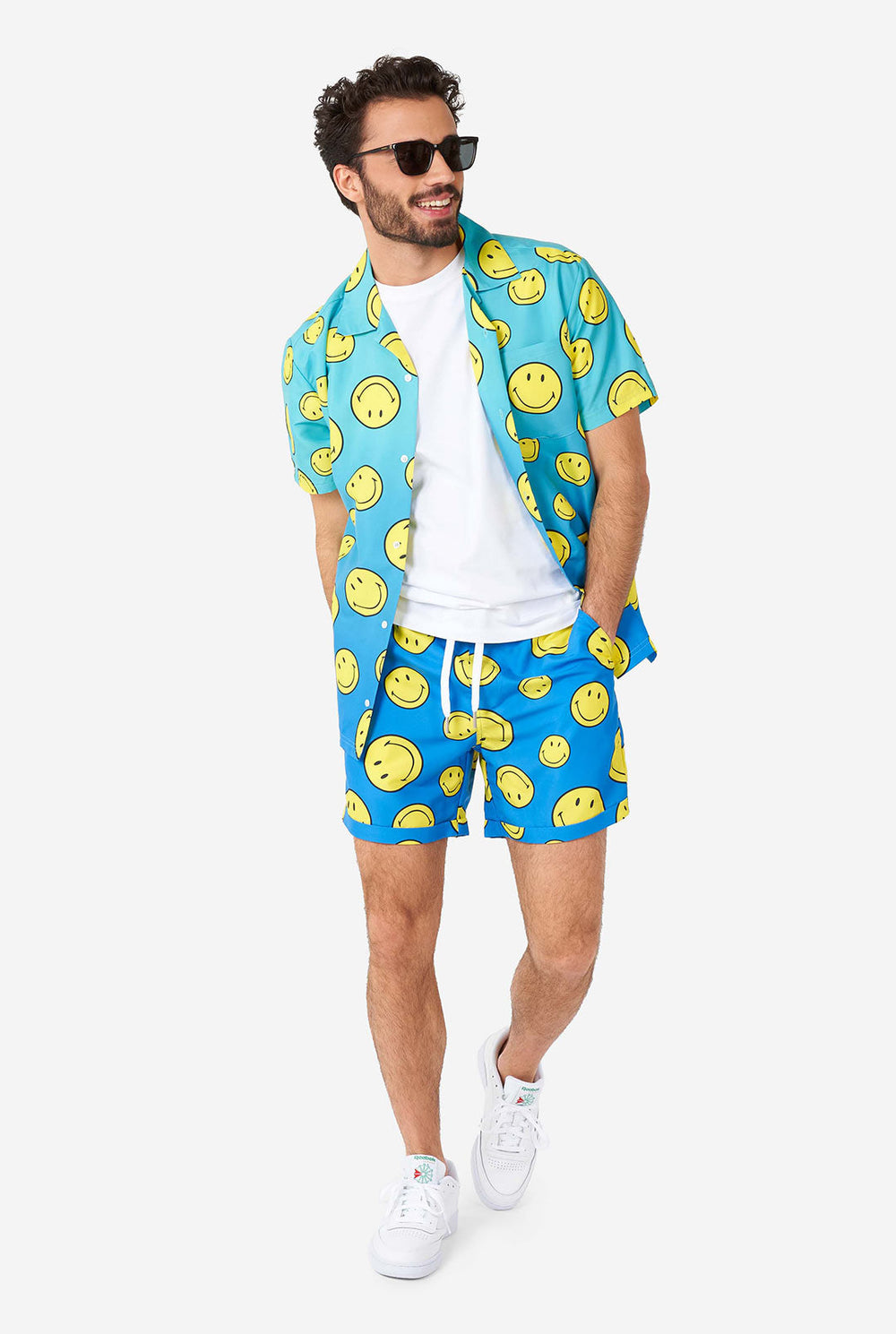Mann, der blaues Sommerset trägt, bestehend aus Shorts und Hemd, mit Smiley -Druck