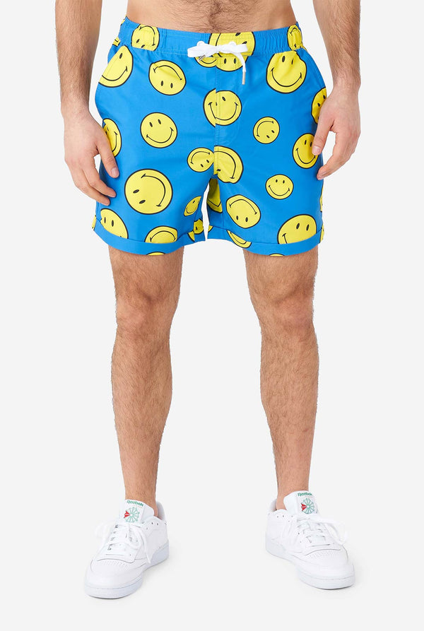 Mann, der blaue Short mit Smiley -Druck trägt