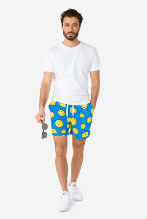 Mann, der einen Teil des blauen Sommersets trägt, bestehend aus Short und Hemd, mit Smiley -Druck