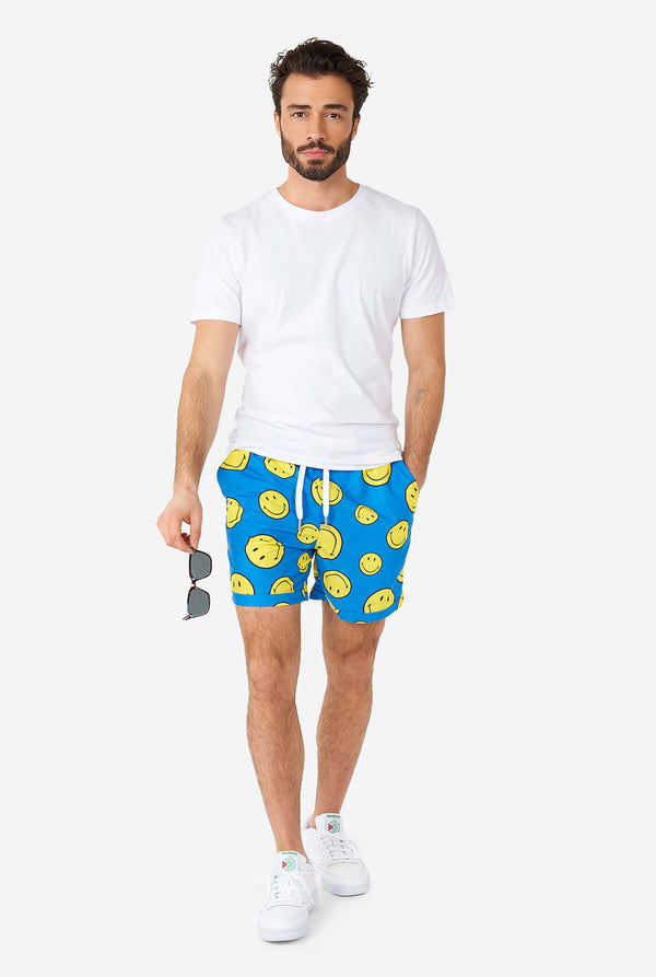 Mann, der einen Teil des blauen Sommersets trägt, bestehend aus Short und Hemd, mit Smiley -Druck