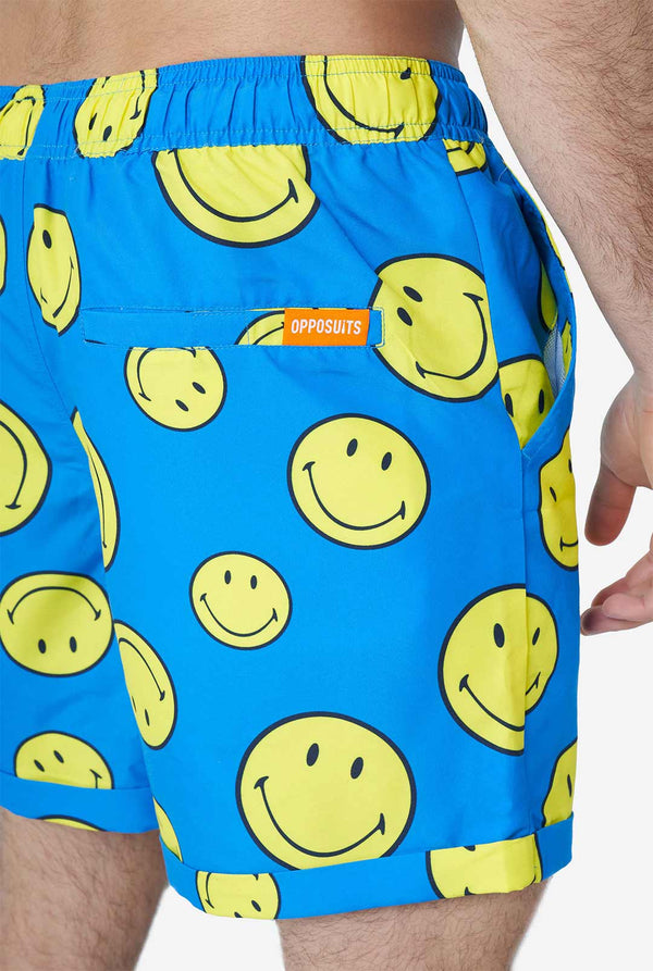 Mann, der blaues Sommerset trägt, bestehend aus Short und Hemd, mit Smiley, Short in der Nähe