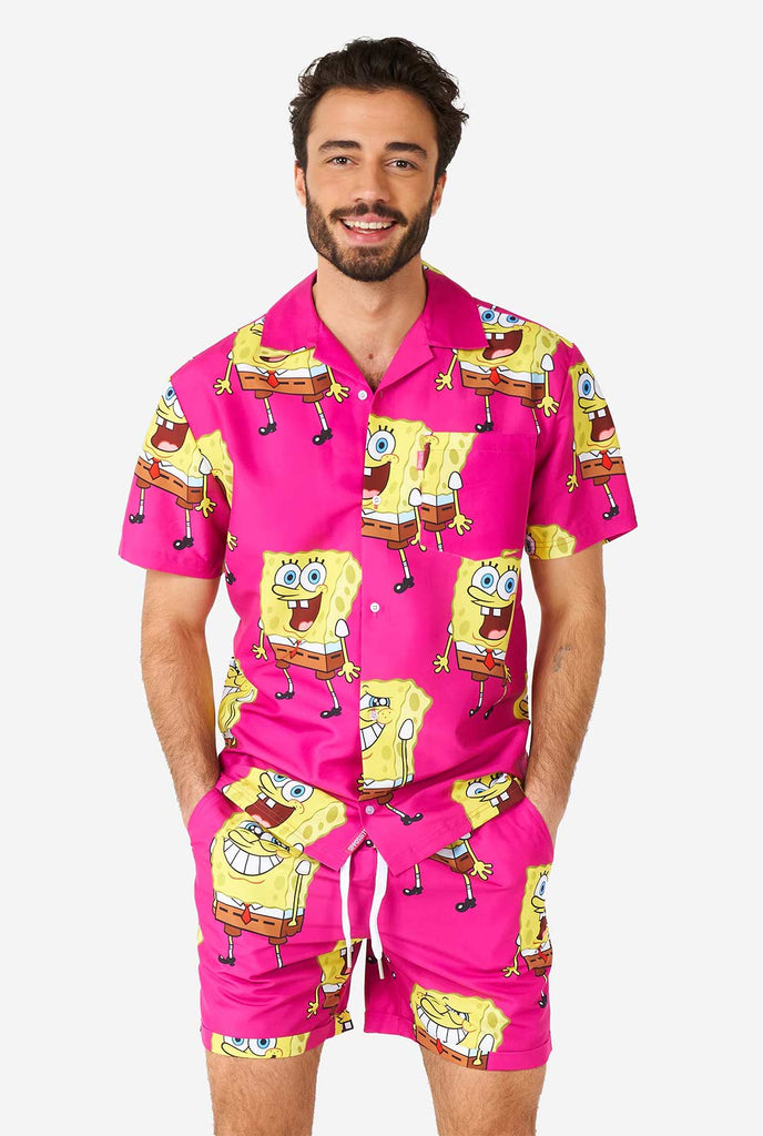 Mann, der Sommer -Outfit mit SpongeBob Squarepants Drucktübung trägt