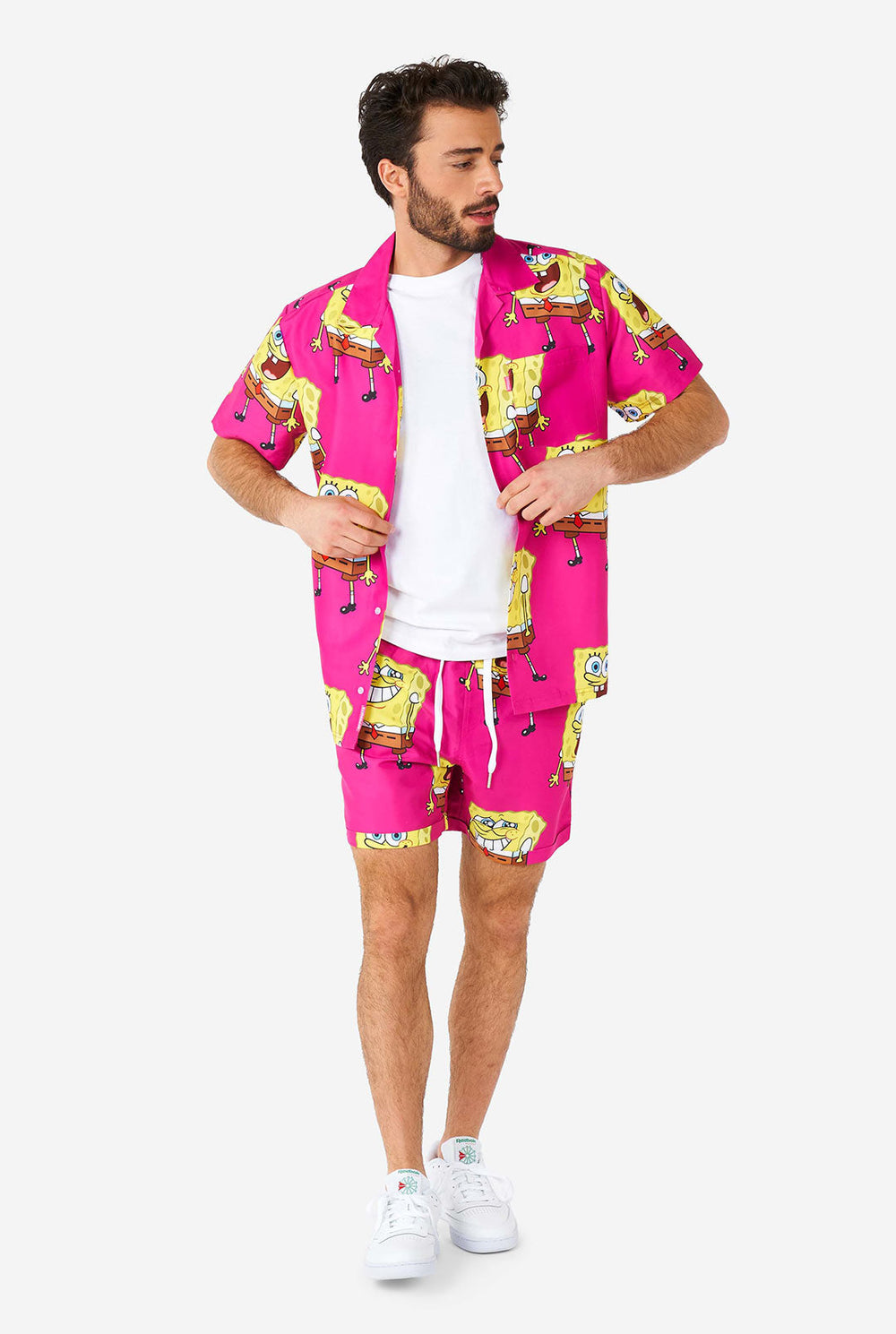 Mann, der Sommer -Outfit mit SpongeBob Squarepants Drucktübung trägt