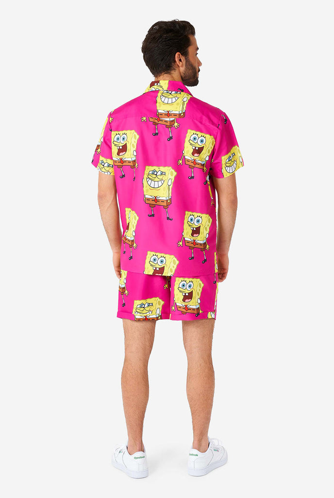 Mann, der Sommer -Outfit mit SpongeBob Squarepants druckt, Blick von hinten