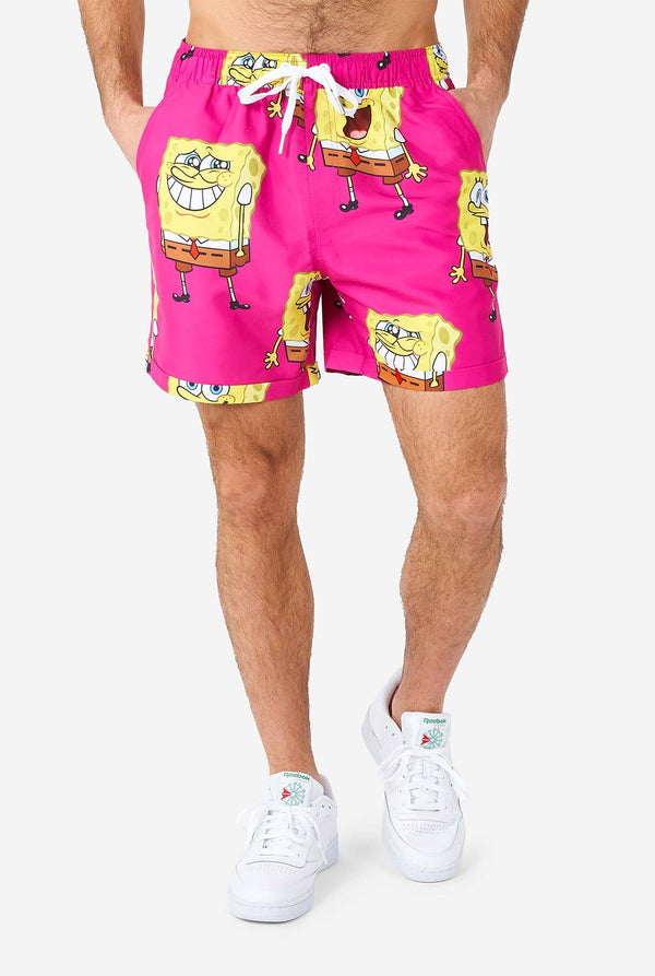 Mann, der Sommershort mit SpongeBob Squarepants Druck trägt