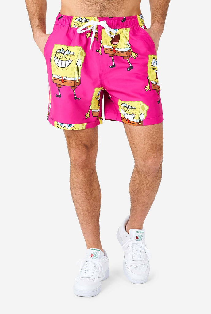 Mann, der Sommershort mit SpongeBob Squarepants Druck trägt