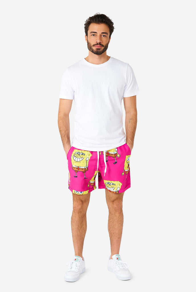 Mann, der Sommershort mit SpongeBob -Druck und Weißen Shirt trägt 