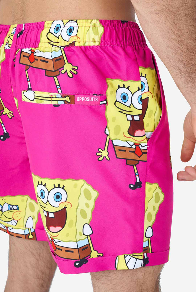 Mann, der Sommer -Outfit mit SpongeBob Squarepants Druck, kurzer Nahaufnahme