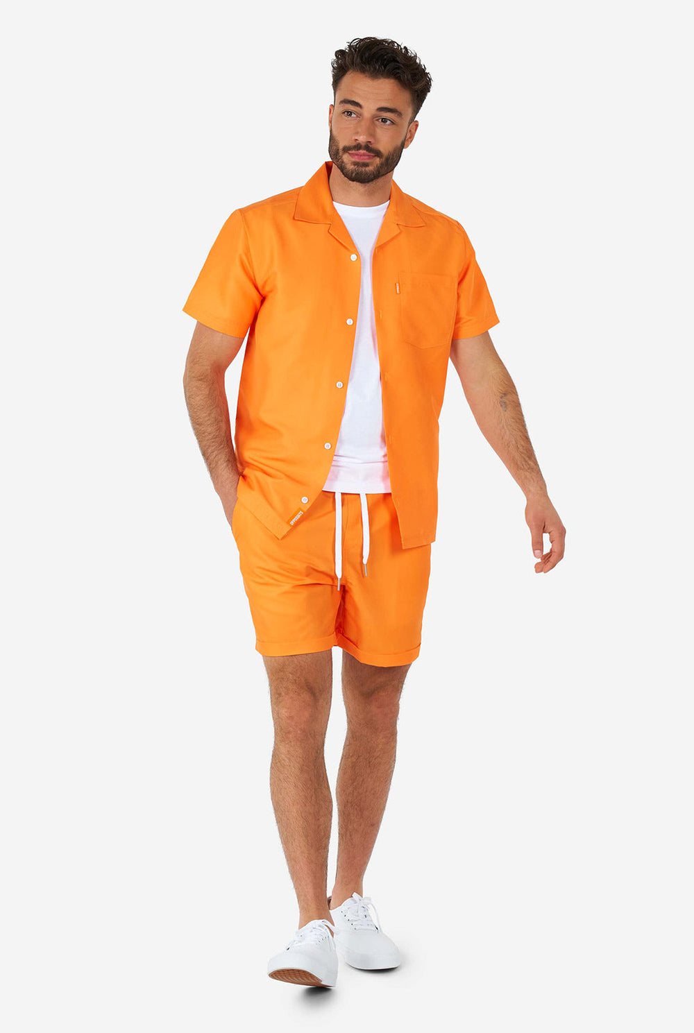 Mann, der orangefarbenes Sommerset trägt