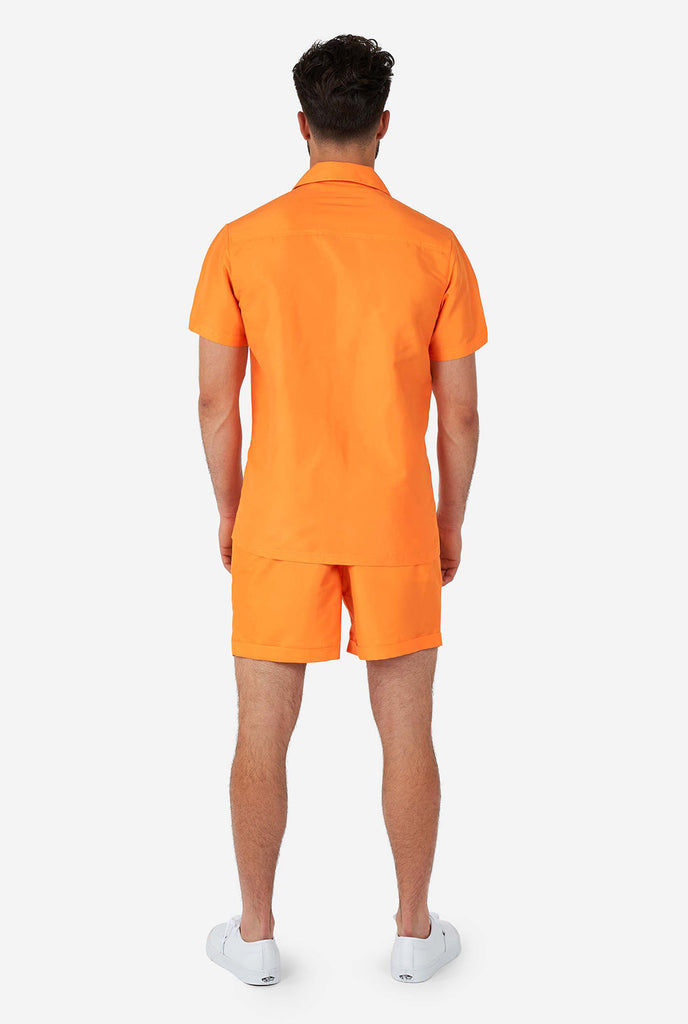 Mann, der orangefarbenes Sommerset trägt, Blick von hinten