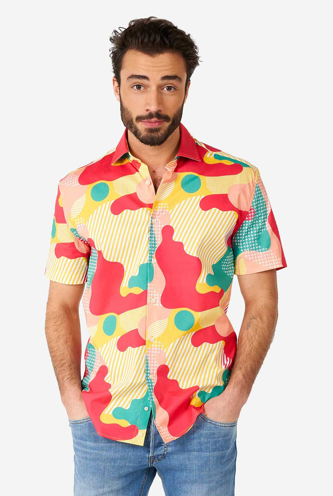 Mann, der Sommerhemd mit farbenfrohen Tarndruck trägt