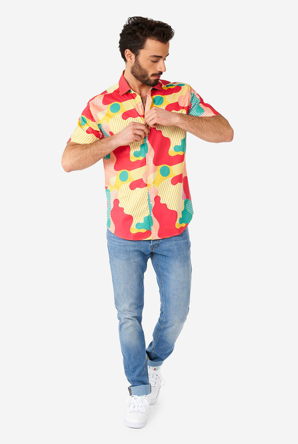 Mann, der Sommerhemd mit farbenfrohen Tarndruck trägt