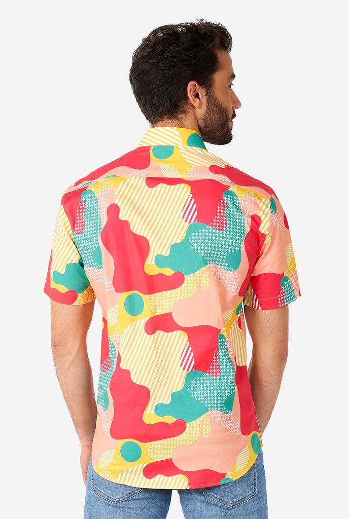 Mann, der Sommerhemd mit farbenfrohen Tarndruck trägt, Blick von hinten