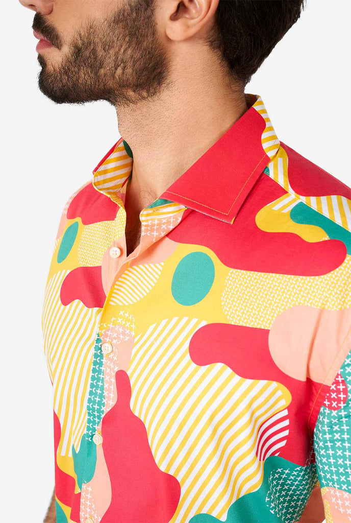 Mann, der Sommerhemd mit farbenfrohen Tarndruck trägt, Nahaufnahme