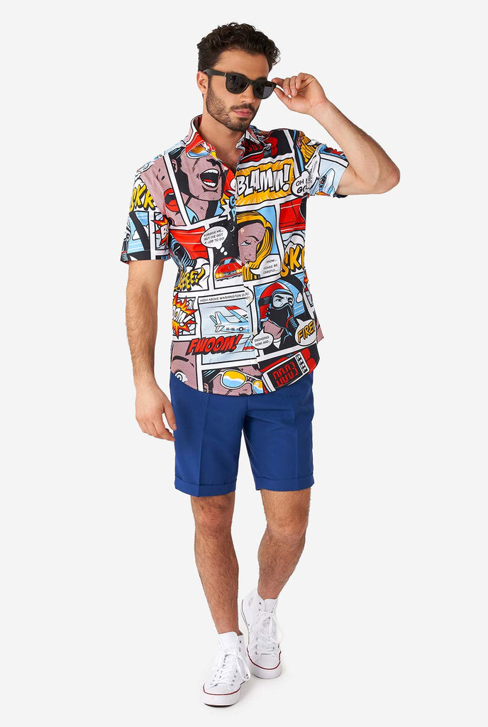 Mann, der Sommerhemd mit Comic -Druck und blaue Shorts trägt