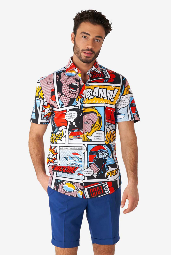 Mann, der Sommerhemd mit Comic -Druck und blaue Shorts trägt
