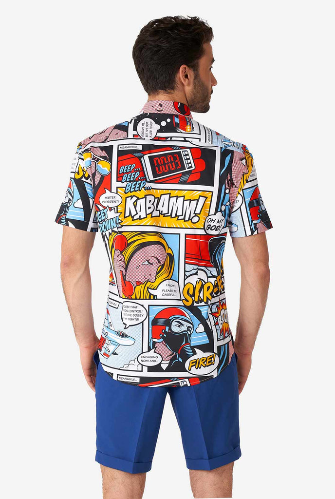 Mann, der Sommerhemd mit Comic -Druck und blaue Shorts trägt, Blick von hinten