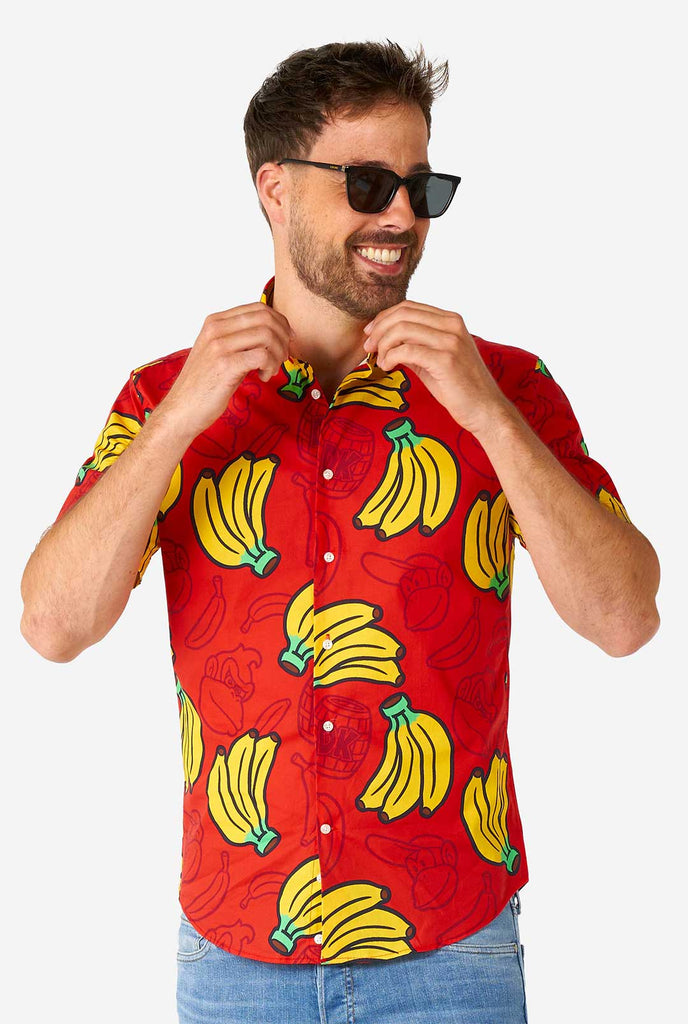 Mann, der rotes Sommerhemd mit Donkey Kong Nintendo Print trägt