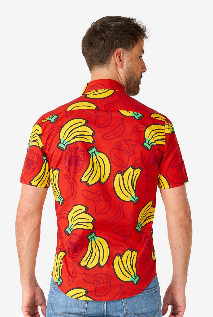 Mann, der rotes Sommerhemd mit Donkey Kong Nintendo Print trägt, Blick von hinten