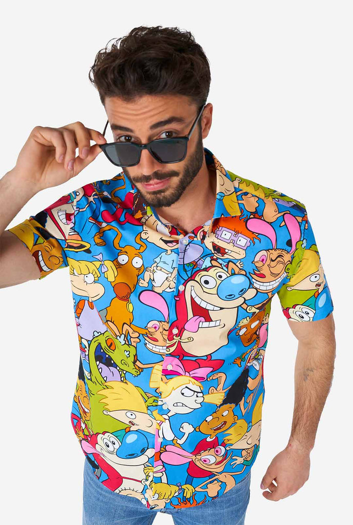 Mann, der Sommerhemd mit Nickelodeon -Charakteren trägt