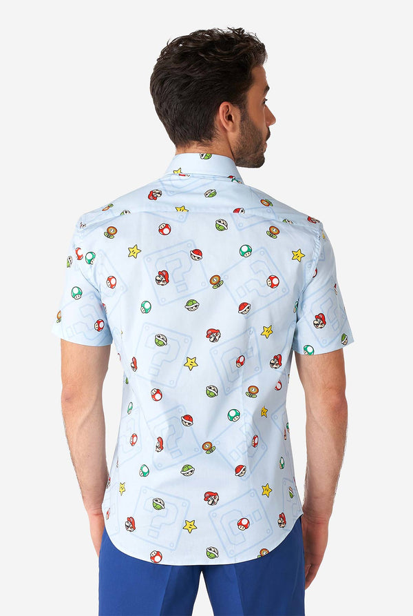 Männer, die blaues Sommerhemd mit Super Mario -Ikonen tragen, Blick von hinten