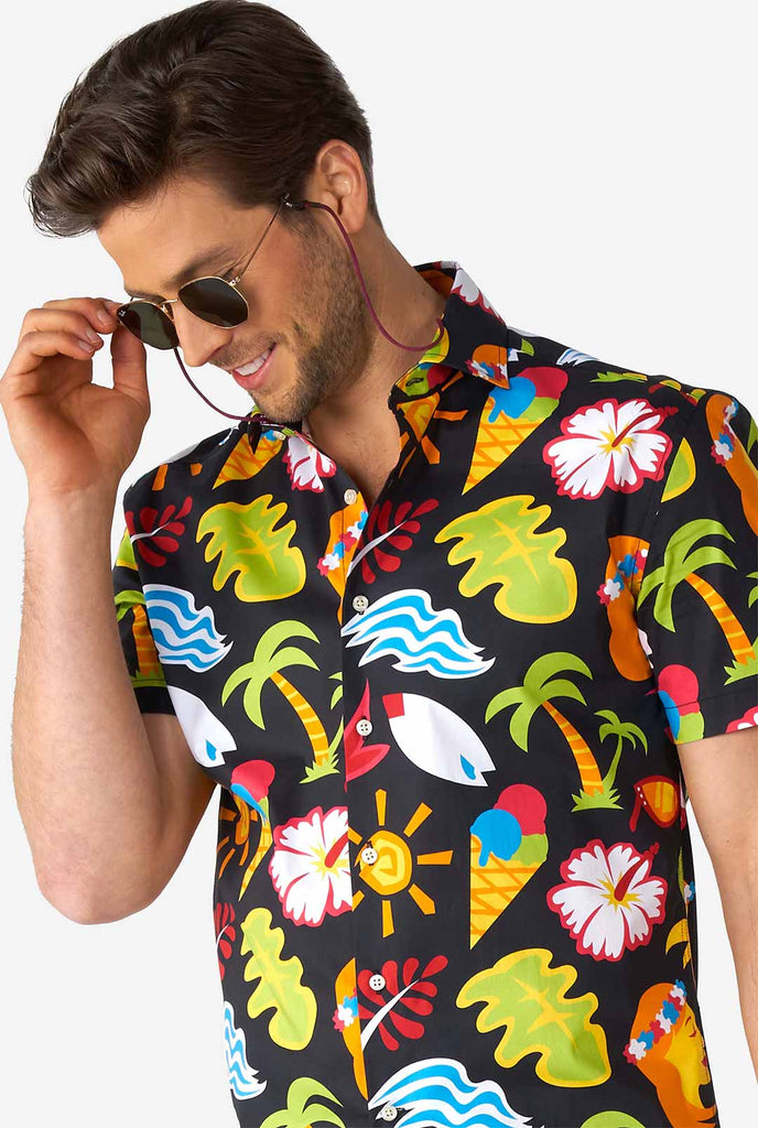 Mann, der schwarzes Sommerhemd mit tropischen Ikonen trägt. Nahaufnahme