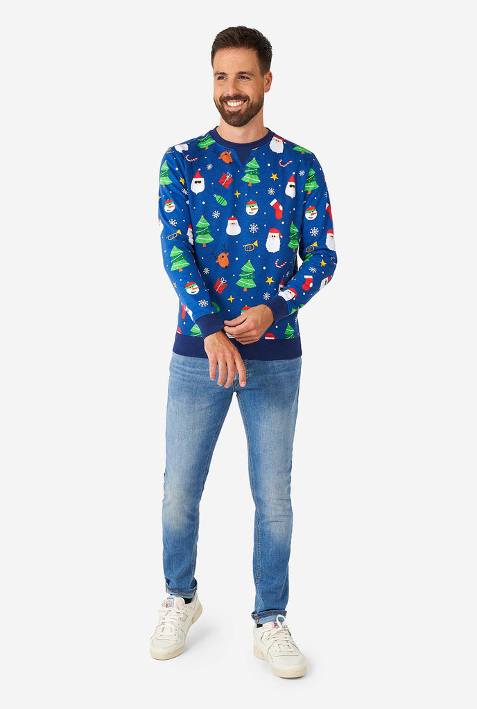 Mann, der blauen Weihnachtspullover mit Weihnachtselikonen trägt