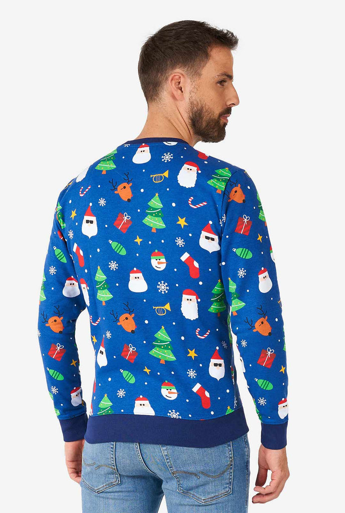 Mann, der blauen Weihnachtspullover mit Weihnachtselikonen trägt, Blick von hinten