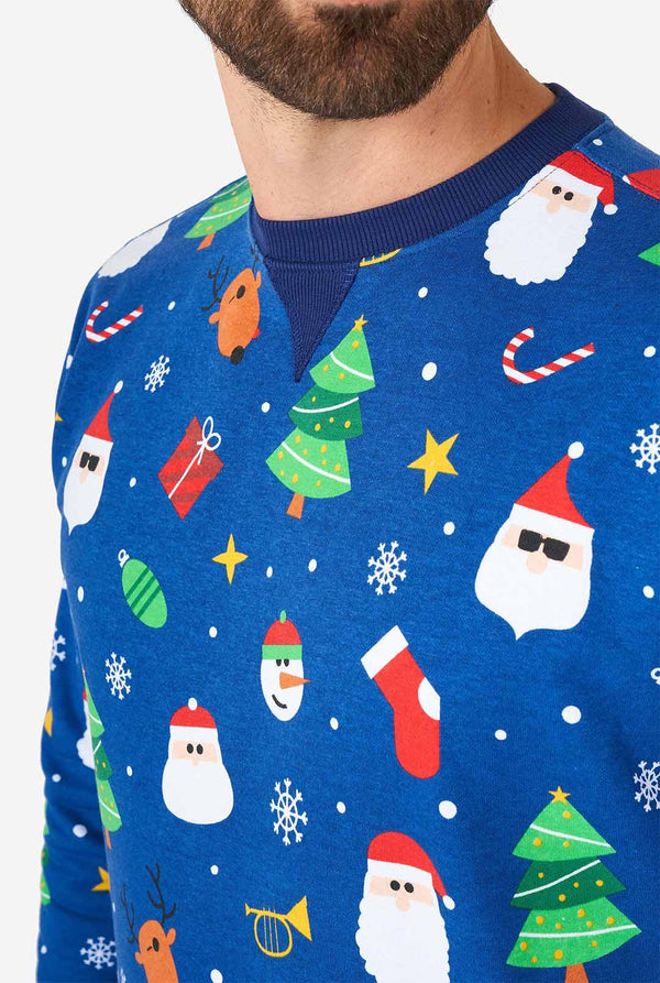 Mann, der blauen Weihnachtspullover mit Weihnachtselikonen trägt, Nahaufnahme