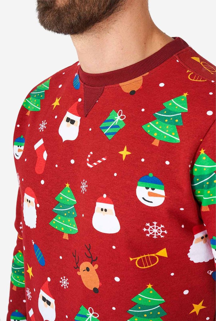 Mann, der einen roten Weihnachtspullover mit Weihnachtselikonen trägt, Nahaufnahme