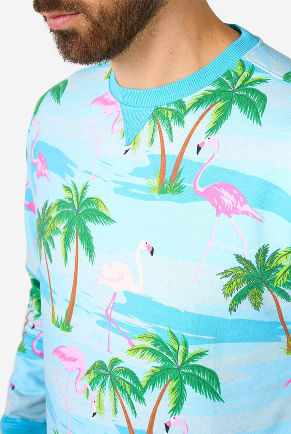 Mann, der einen blauen Pullover mit tropischem Flamingo -Druck trägt, in der Nähe