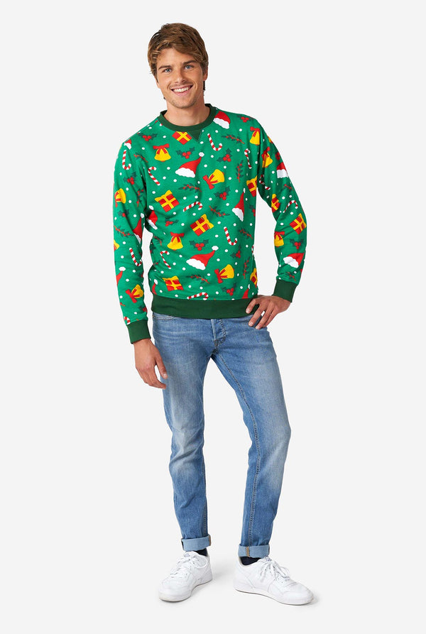 Mann, der einen grünen Weihnachtspullover mit Weihnachtsikonen trägt