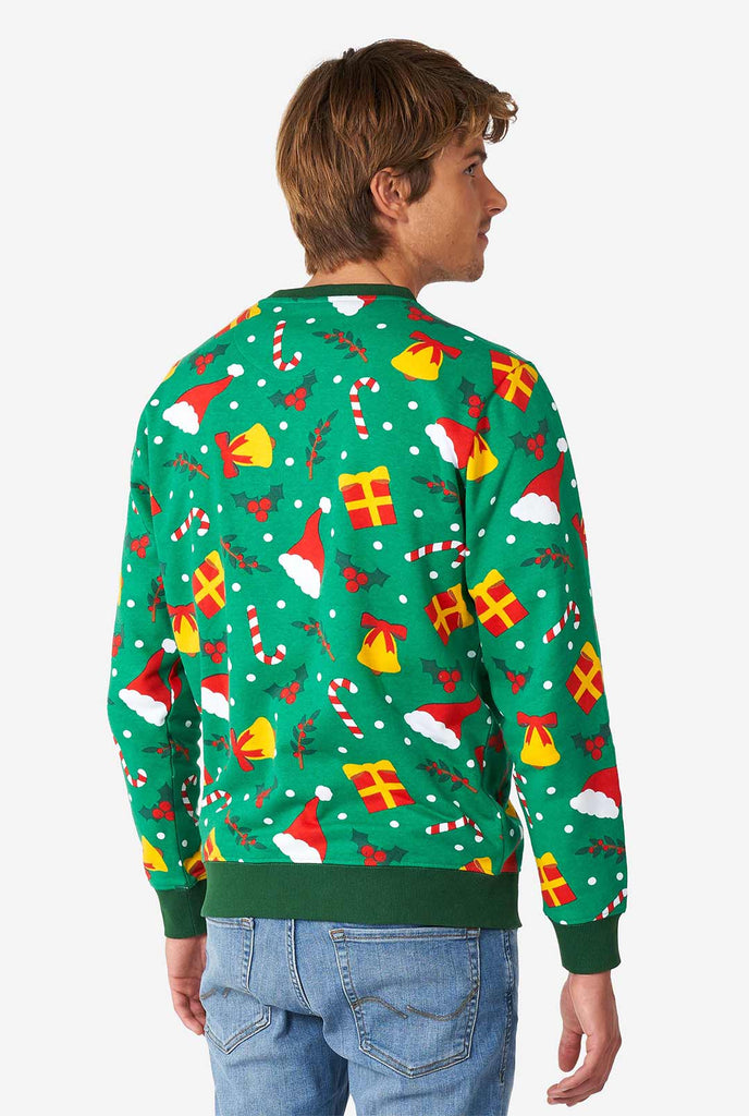 Mann, der einen grünen Weihnachtspullover mit Weihnachtselikonen trägt, Blick von hinten