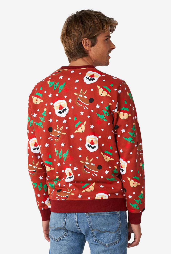 Mann, der einen roten Weihnachtspullover mit Weihnachtselikonen trägt, Blick von hinten