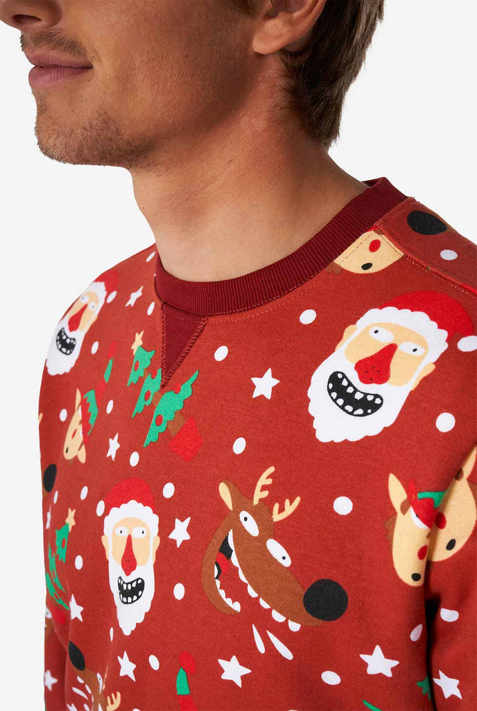 Mann, der einen roten Weihnachtspullover mit Weihnachtselikonen trägt, Nahaufnahme