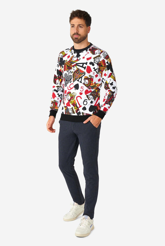 Mann, der weißen Pullover mit Drucken von Karten trägt