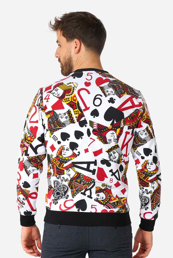 Mann, der weißen Pullover mit Drucken von Karten trägt, Blick von hinten