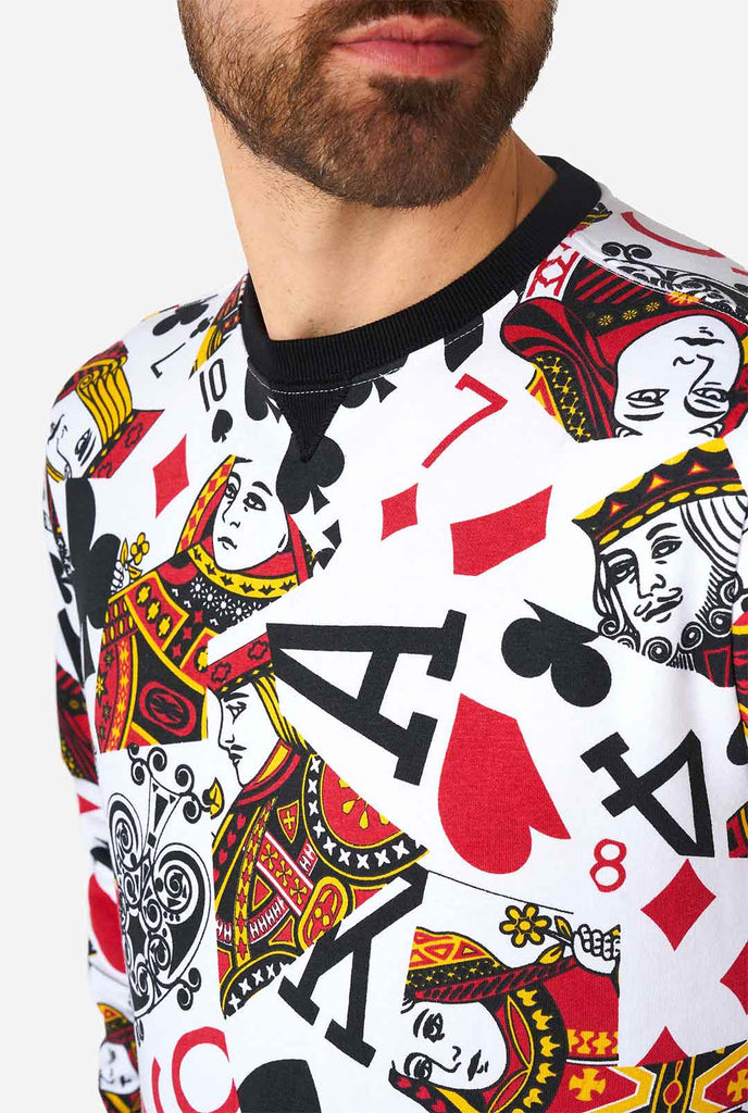 Mann, der weiße Pullover mit Drucken von Karten trägt, Nahaufnahme