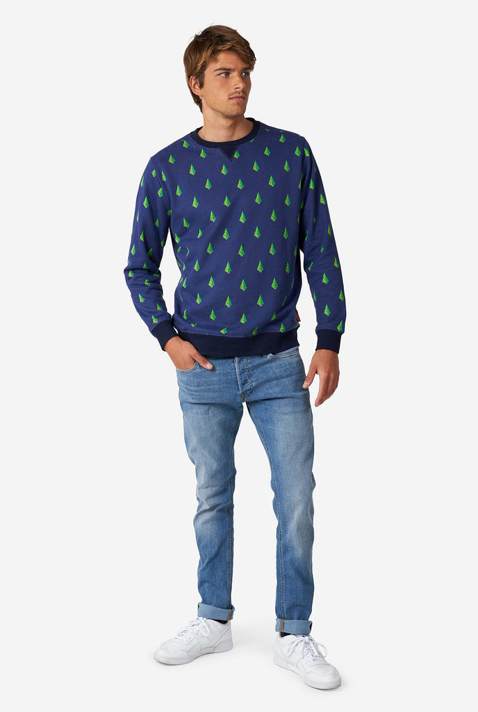Mann, der blauen Weihnachtspullover mit Weihnachtsbaumabdruck trägt