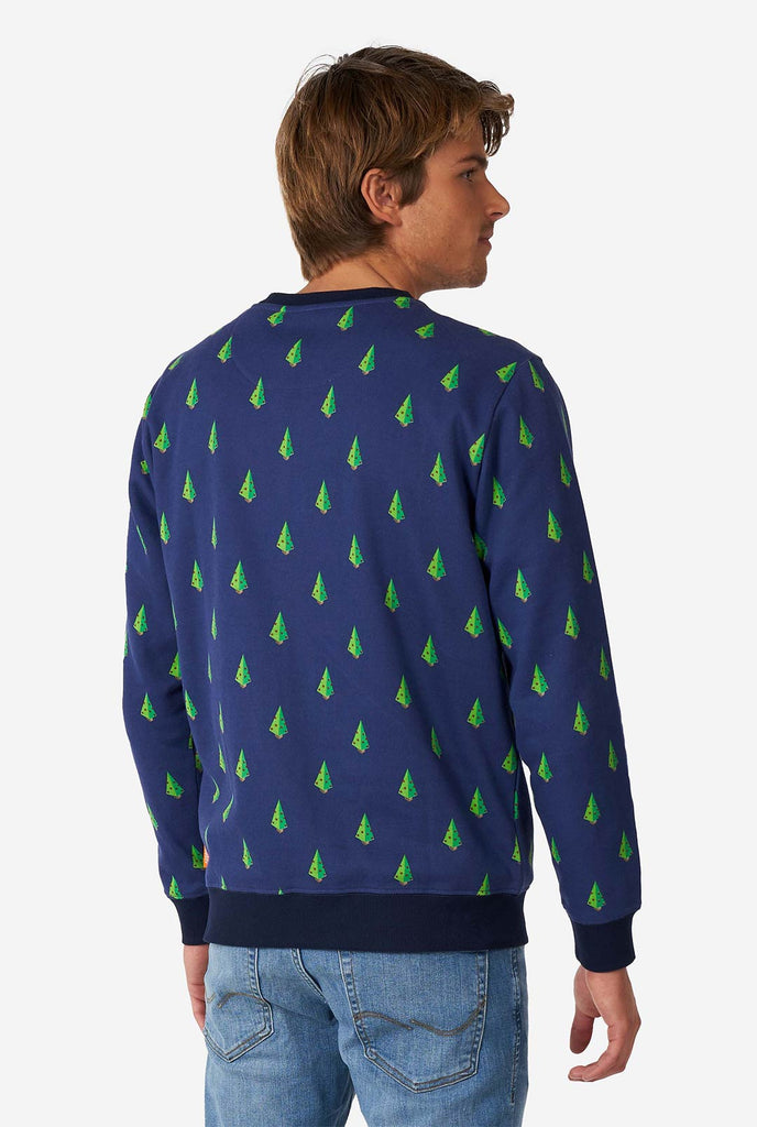Mann, der blauen Weihnachtspullover mit Weihnachtsbaumabdruck trägt, Blick von hinten