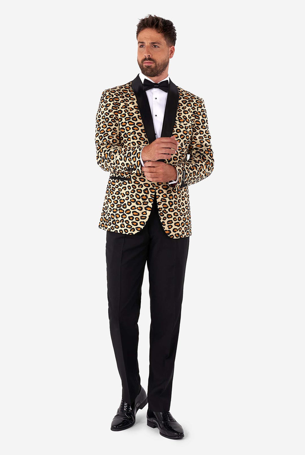 Mann, der Smoking mit Jaguar -Druckjacke trägt