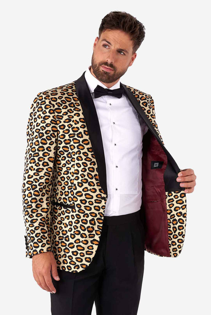 Mann, der Smoking mit Jaguar -Druckjacke trägt