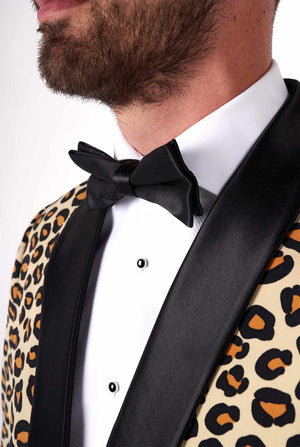 Mann, der Smoking mit Jaguar -Druckjacke trägt, Nahaufnahme