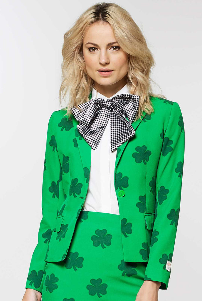 Frau, die den Green St. Patrick's Day Blazer trägt