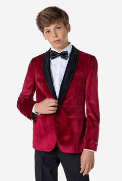 Teenager, der burgunderrote Weihnachtsiegel Jacke trägt
