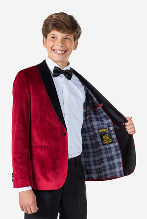 Teenager, der rote Samt Weihnachtsfleisch -Jacke trägt